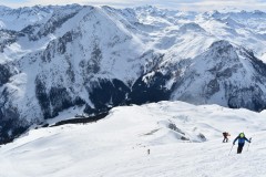 Pogled nazaj, na nasprotni strani je Weisseck, 2711 m, cilj ene od prihodnjih tur